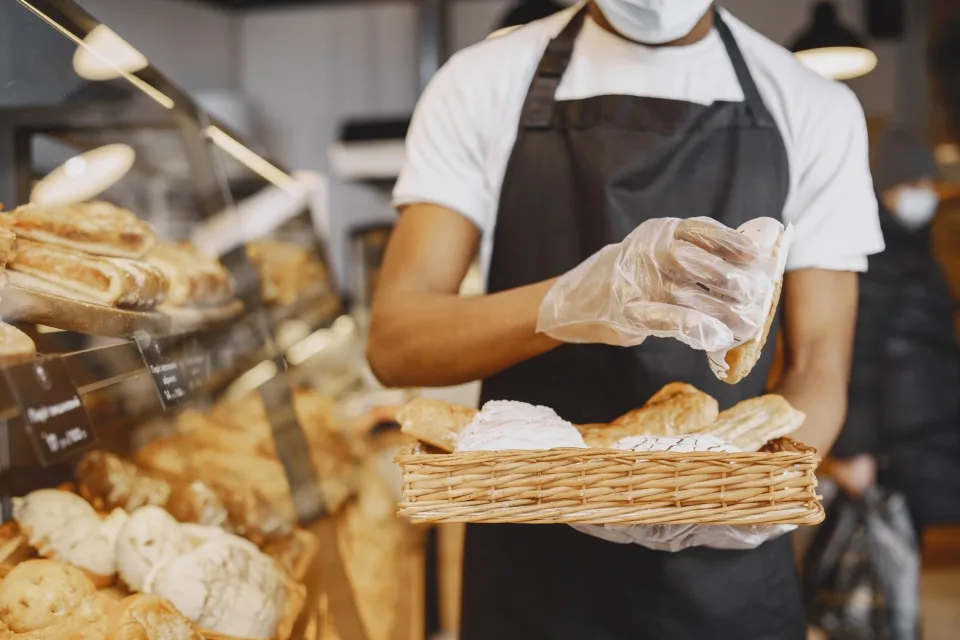 Khay bánh mới ra lò tại Lê Thị Tín